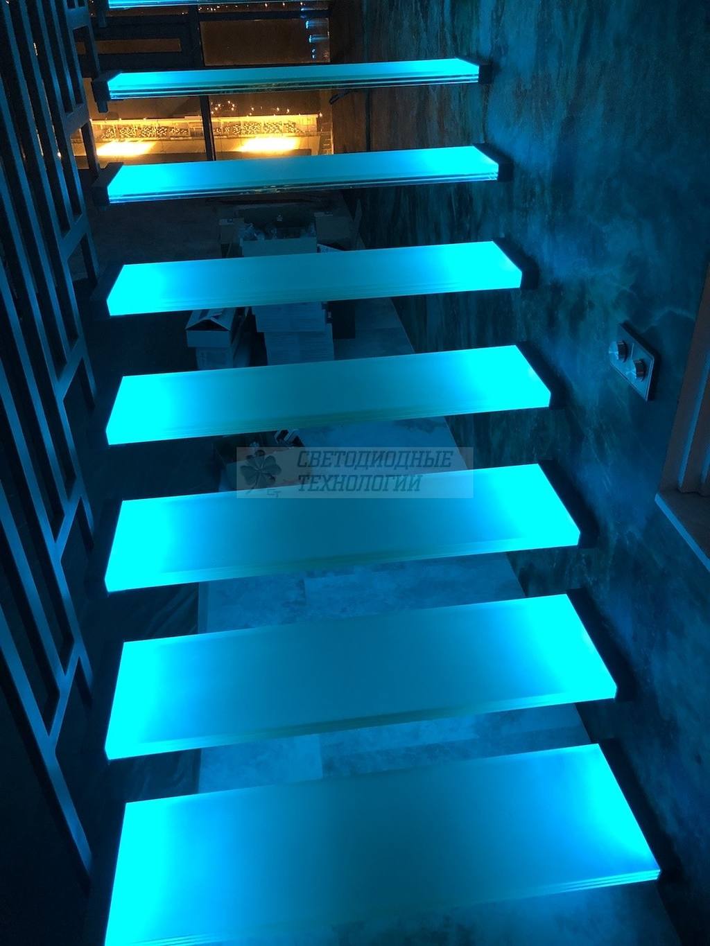 LED RGB подсветка стеклянных ступеней