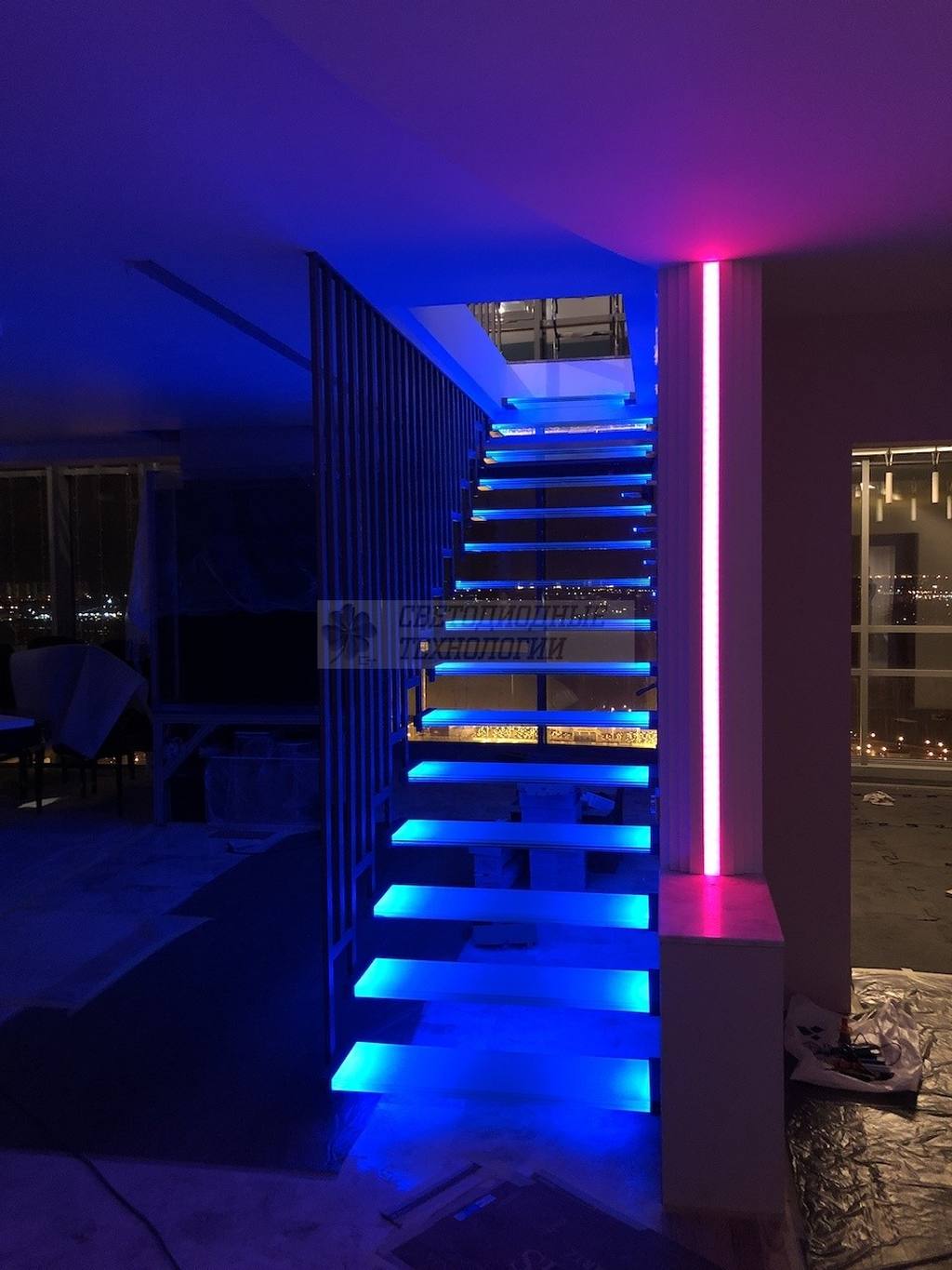LED RGB подсветка стеклянных ступеней